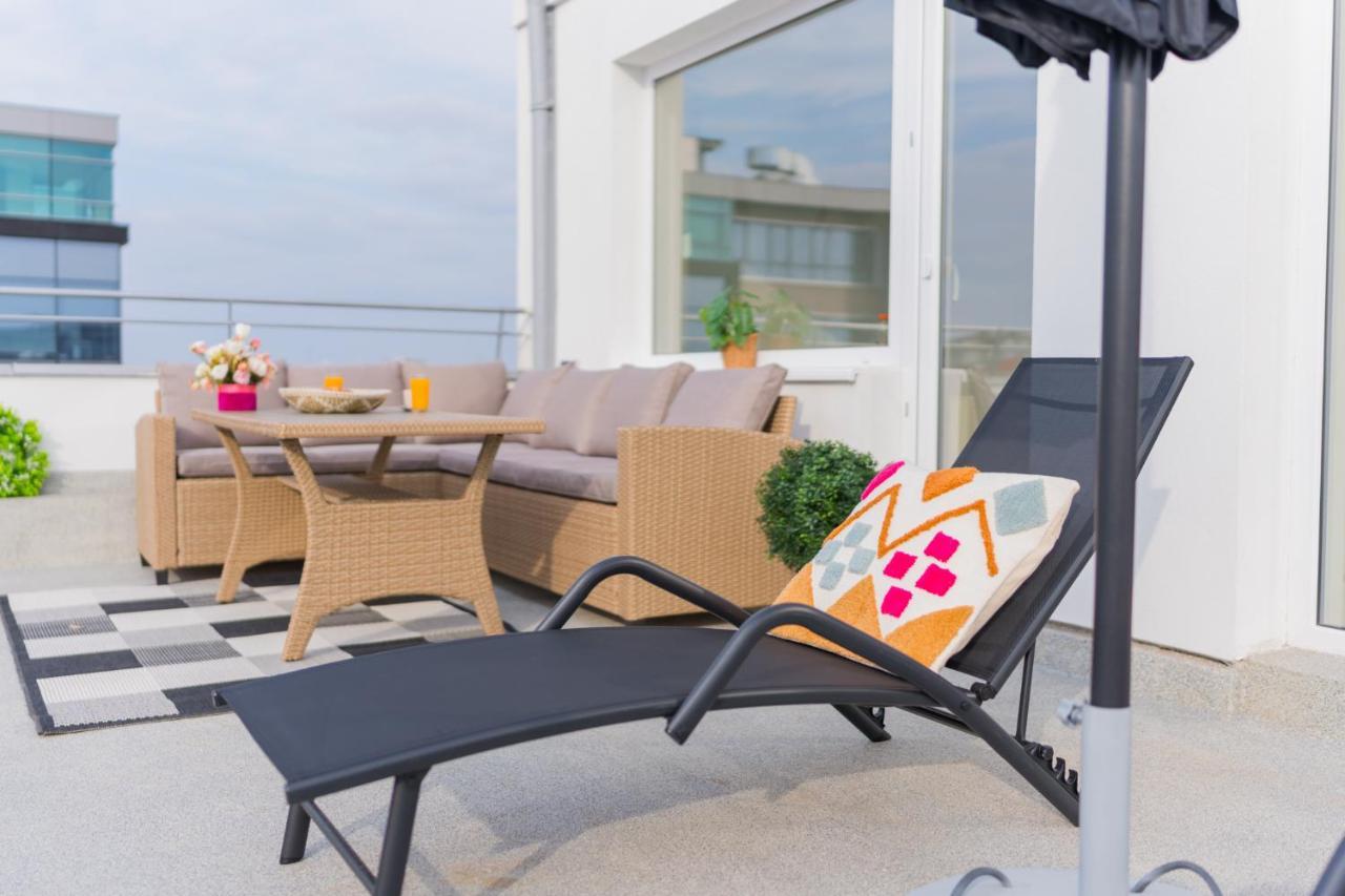 Penthouse With Huge Rooftop Terrace & City View Bukarest Exteriör bild